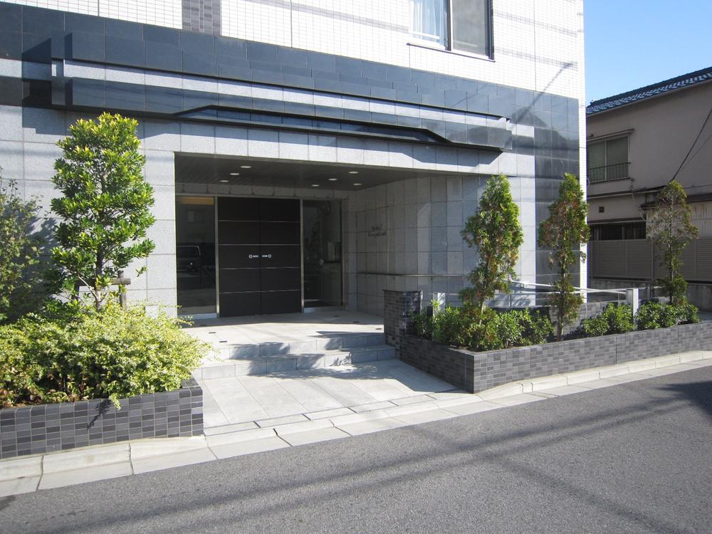 Entrance. Common areas