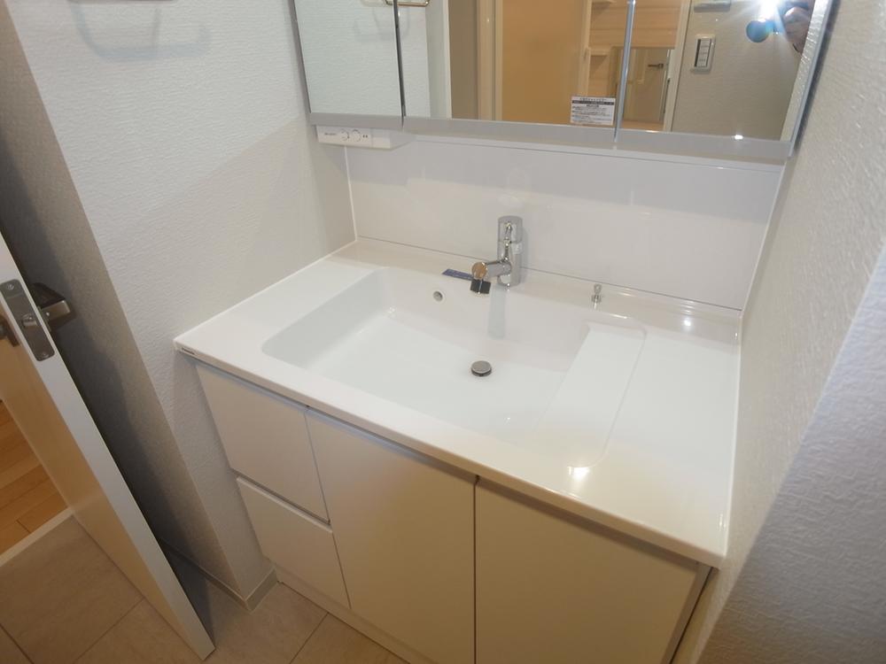 Wash basin, toilet. Three-sided mirror ・ Washbasin with shower head (12 May 2013) Shooting