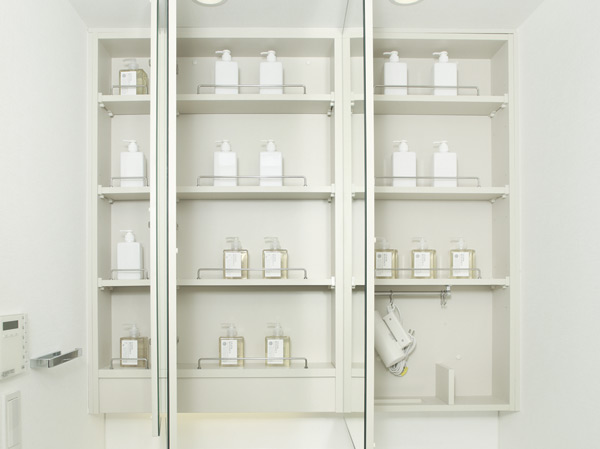 Bathing-wash room.  [Kagamiura storage with triple mirror] It employs a large mirror to direct more widely the wash room. You can clean and organize, such as cosmetics and hair care products on the back side of the storage space.