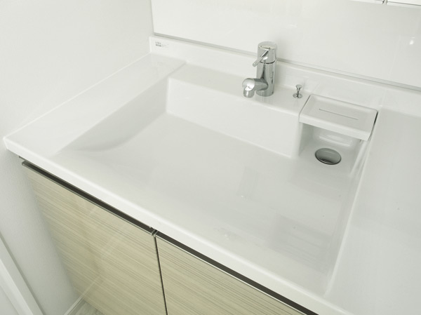 Bathing-wash room.  [Wash bowl integrated counter] Asked a wash bowl on one side, Ensure the use of space of two minutes. Because there is no seam on the counter and bowl, It is easy to clean.