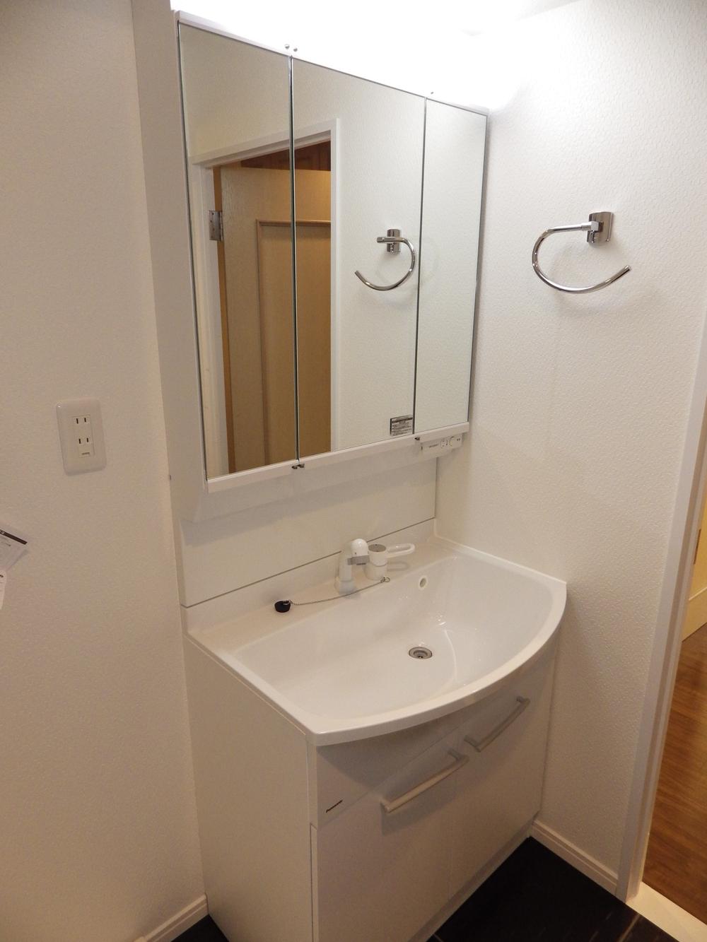 Wash basin, toilet. Indoor (11 May 2013) Shooting