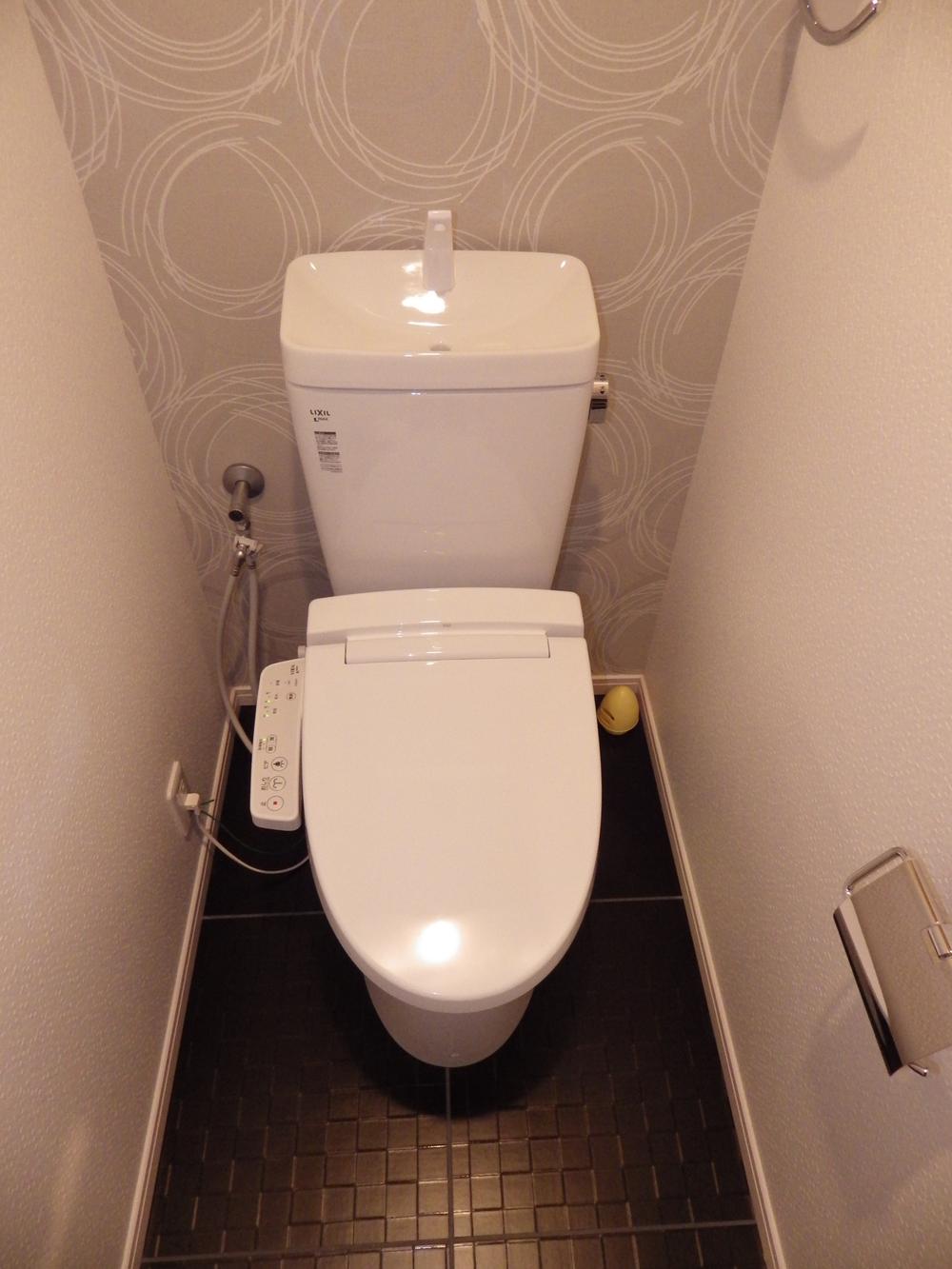 Toilet. Indoor (11 May 2013) Shooting