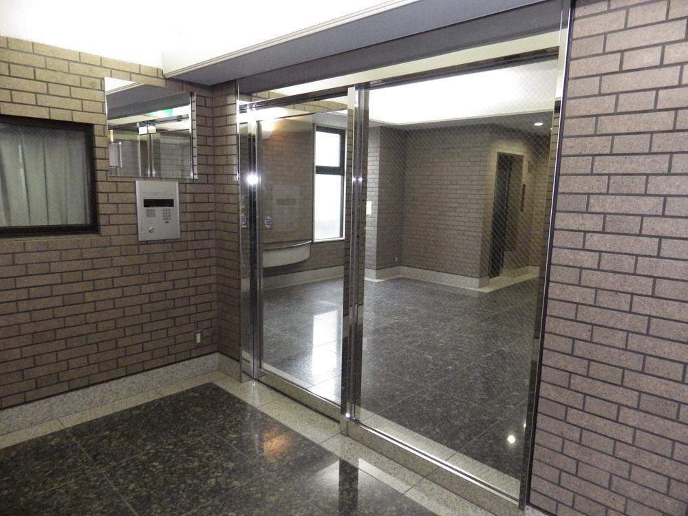 Entrance. Common areas