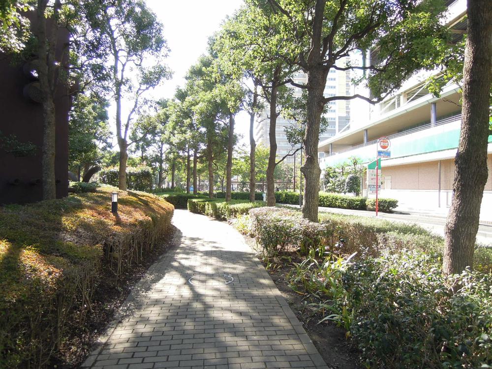 Streets around. Sidewalk