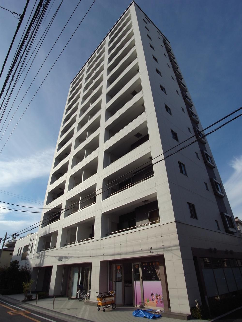 Local appearance photo. Steel reinforced concrete 13-storey. There is a nursery and the office is on the first floor.