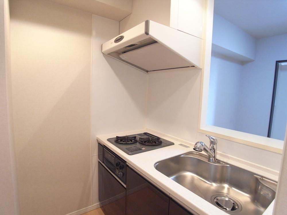 Kitchen. Produce a sense of openness at the counter kitchen. Water purifier integrated mixing faucet, Quiet sink and equipment also has been enhanced.