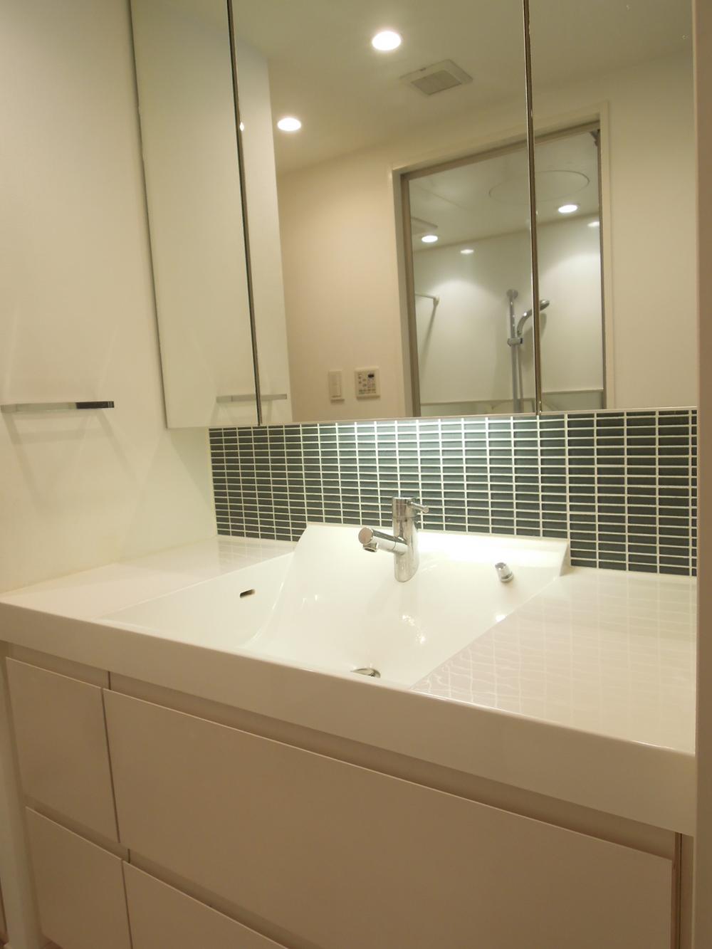Wash basin, toilet. Three-sided mirror with vanity (January 2014) Shooting