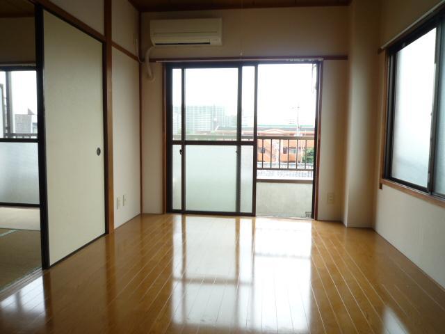 Living and room. It is airy living room of the two-sided lighting.
