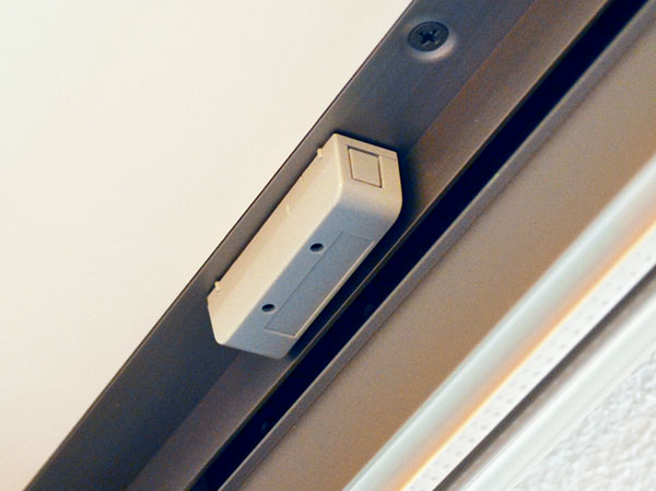 Security.  [Security sensors] To the entrance door and windows of all dwelling unit (except for some) was set up crime prevention sensor. Upon sensing abnormality in the sensor working, And "Central Security Patrols," "L.O.G (Lions ・ online ・ Guard) will be automatically reported to the System Center ".