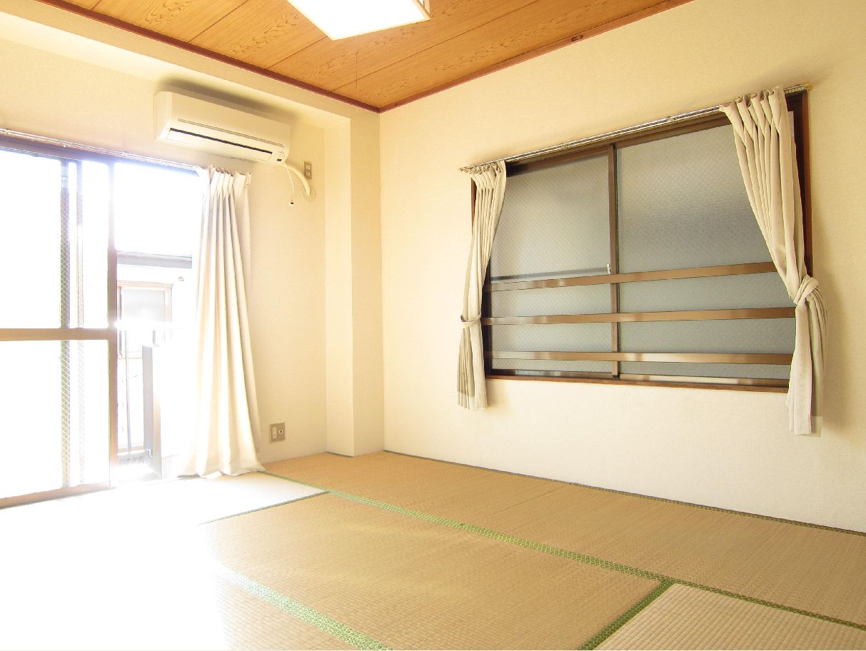 Living and room. Ventilation good Property