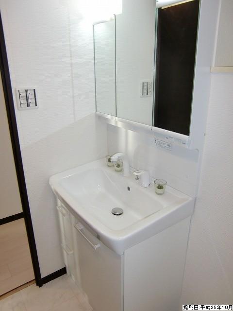 Wash basin, toilet. Indoor (10 May 2013) Shooting