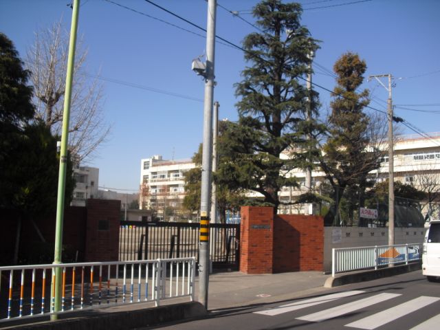 Primary school. City Aoki Central Elementary School (elementary school) up to 350m