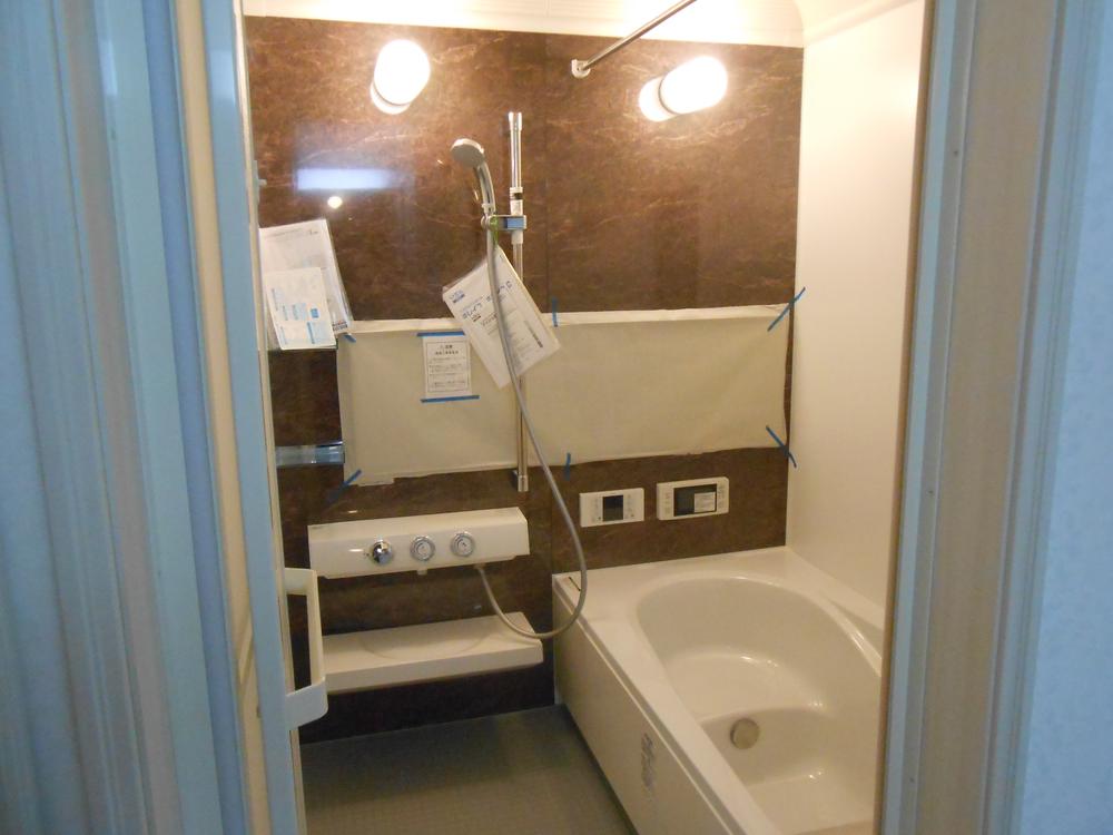 Bathroom. Bathroom 1 pyeong size. Standard bathroom TV and ventilation drying heating machine. Push faucet, Clean bathtub, Is a bathroom easy-to-use features have been enhanced, such as Kururin poi. 