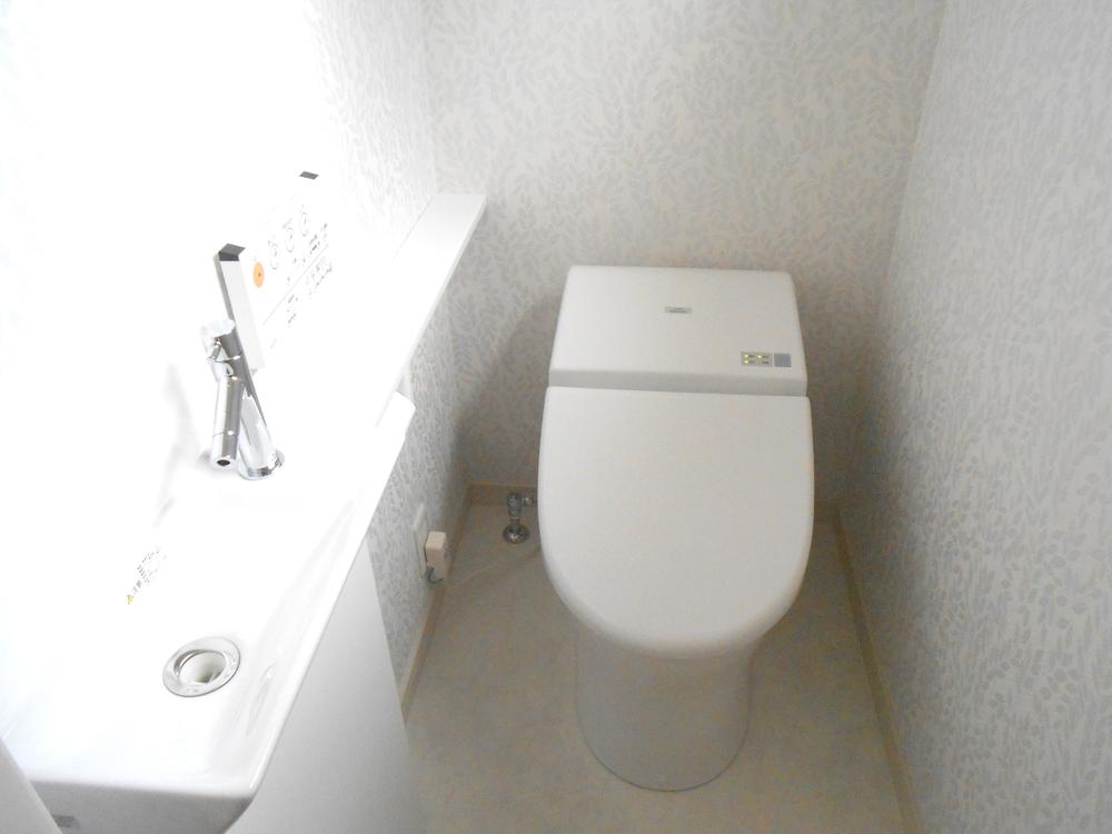 Toilet. Low silhouette design toilet. It has also adopted the toilet became much compact toilet depth also height to a tank type in the 1F. There is also a dedicated hand wash basin, Available more hygienically. 