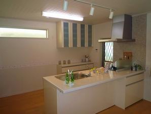 4 Building the kitchen is a large storage capacity. With the large storage capacity cabinet on the back, With a large pantry to the side. Dish washing and drying machine, Such as a built-in water filter is standard equipment. (4 Building model house)