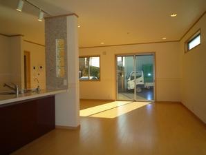 21 tatami LDK. Glass block of kitchen side stylish Building 2, Dark brown flooring color is calm. Building 2 with shoes Croke entrance, But also with 6-mat of large loft