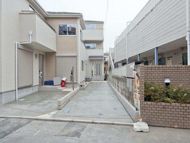 Local appearance photo. 1 ・ 2 local photo (December 2013 shooting) Every Saturday and Sunday festival open house held in It is the property of the Kawaguchi-Motogō Station 2 minutes south road