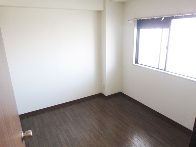 Living and room. One with a lot of luggage, How is it for those who have small children.