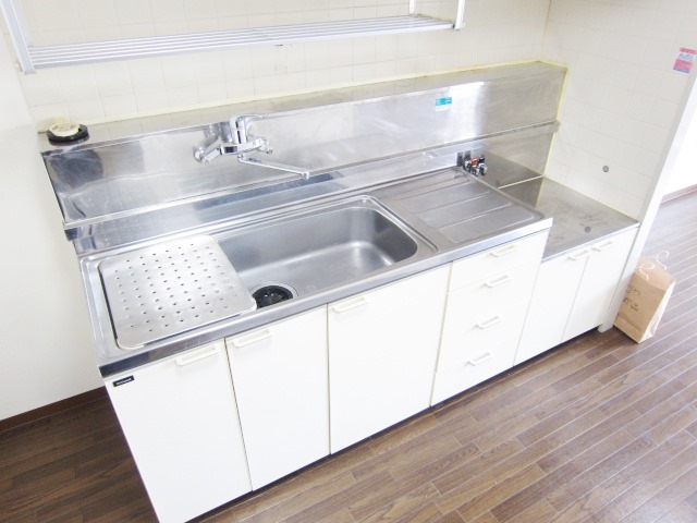 Kitchen. Gas stove can be installed kitchen.