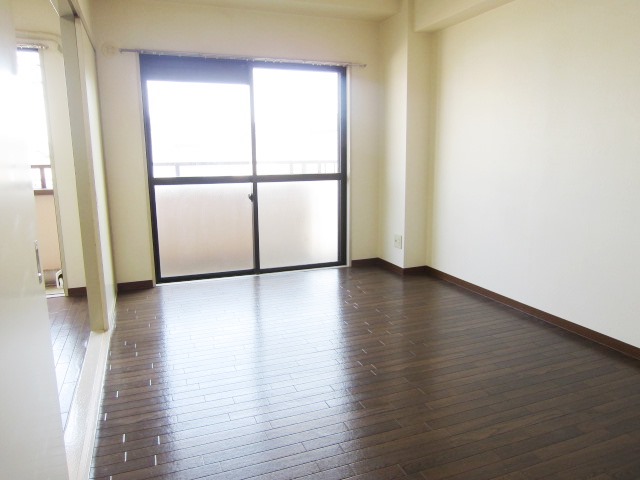 Living and room. Pet breeding consultation available rooms.