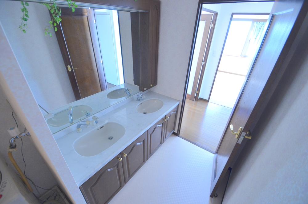 Wash basin, toilet. Indoor (12 May 2015) Shooting