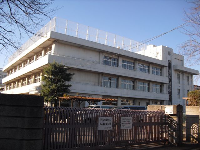Junior high school. 1100m until the Municipal west junior high school (junior high school)