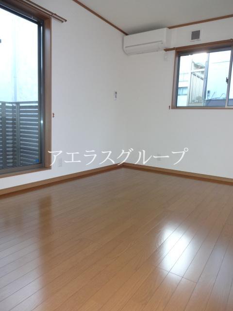 Living and room. Bright and living of the spacious 10 Pledge.