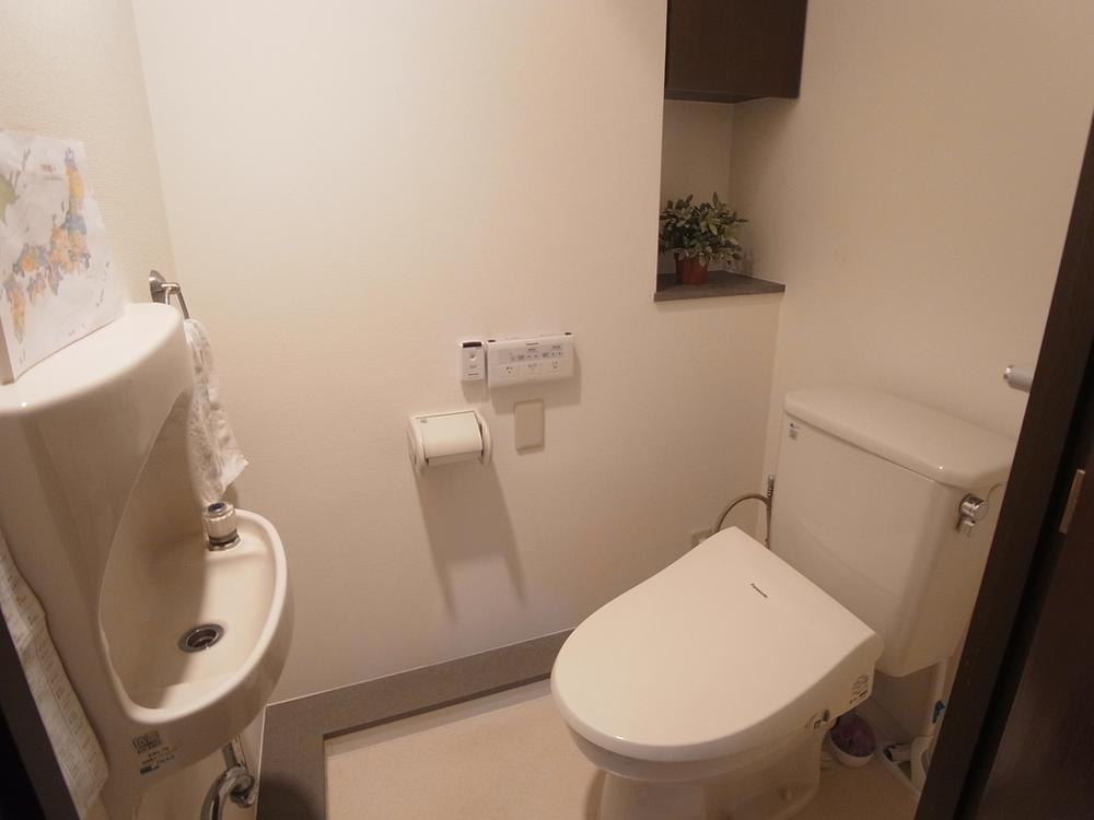 Toilet. Indoor (10 May 2013) Shooting