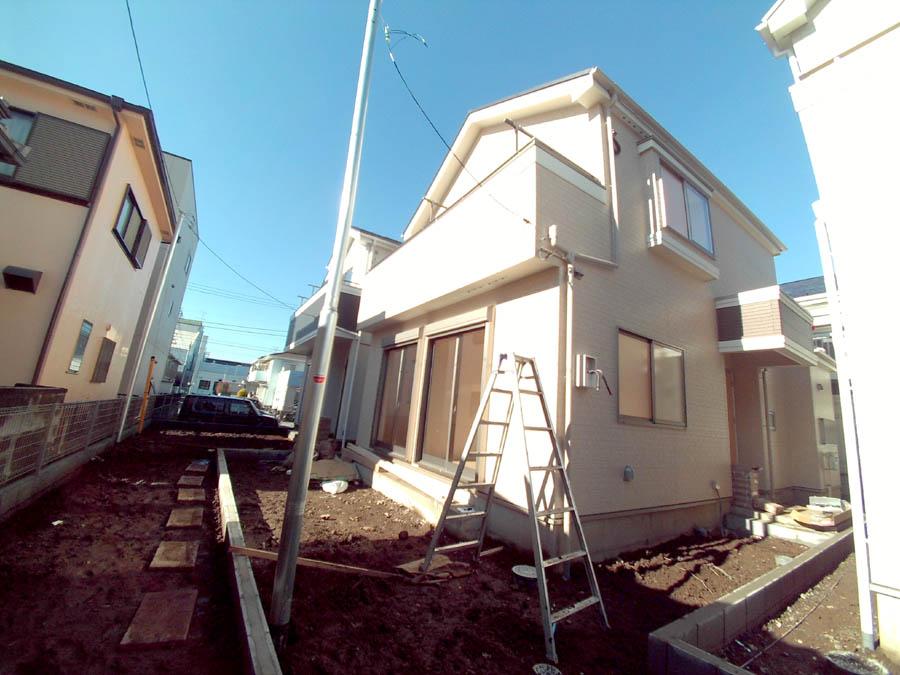 Local photos, including front road. We offer the same use the finished model house of this property. Please feel free to contact us.