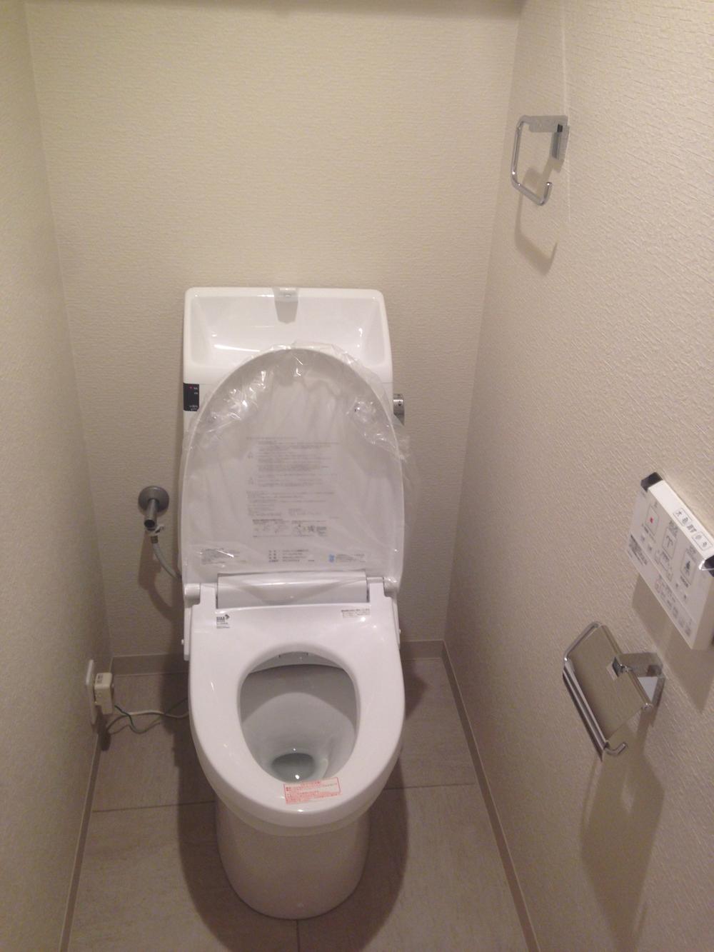 Toilet. Indoor (12 May 2013) Shooting