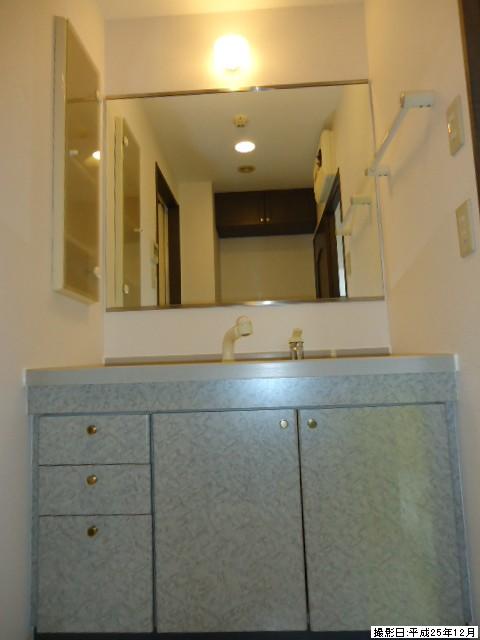 Wash basin, toilet. Indoor (12 May 2013) Shooting