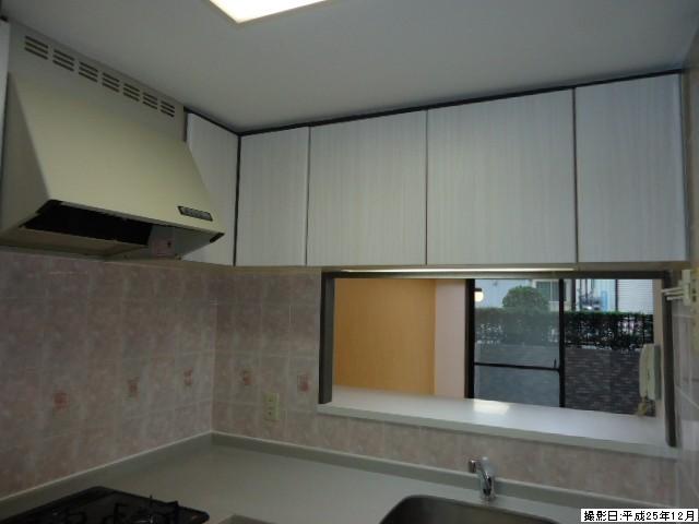 Kitchen. Indoor (12 May 2013) shooting shadow