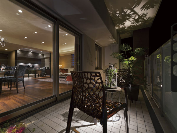 Living.  [living ・ dining ・ balcony] Living with views from the spacious balcony of depth ・ dining. Spend a relaxing time.
