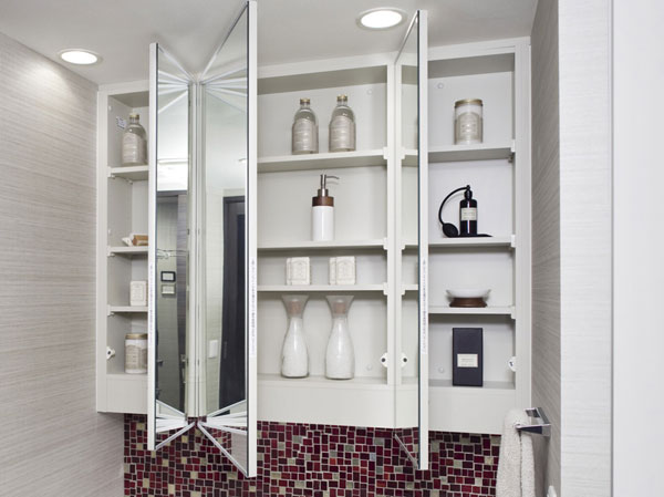 Bathing-wash room.  [Three-sided mirror back storage] Makeup and hair care, Adopt a convenient three-sided mirror in costume check. The mirror back side of the storage space can be stored, such as cosmetics goods.