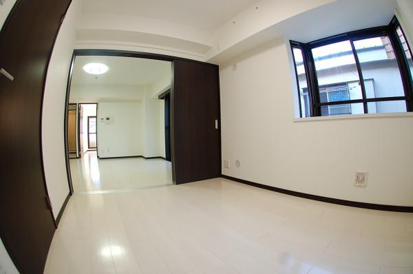 Non-living room. Western-style Continued from living