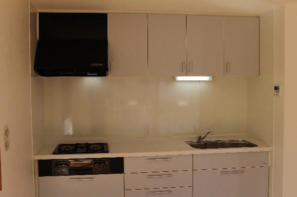Kitchen. Please feel the kitchen is the storage capacity of the all-slide type
