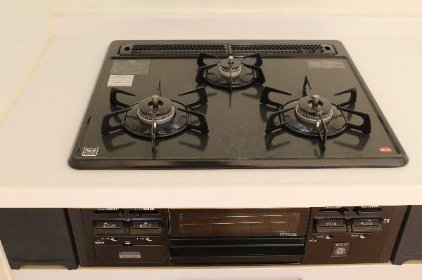 Kitchen. Gas stove 3-point outlet type. Since the city gas area gas price is also safe