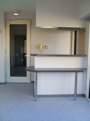 Living and room.  ■ It is counter kitchen How?