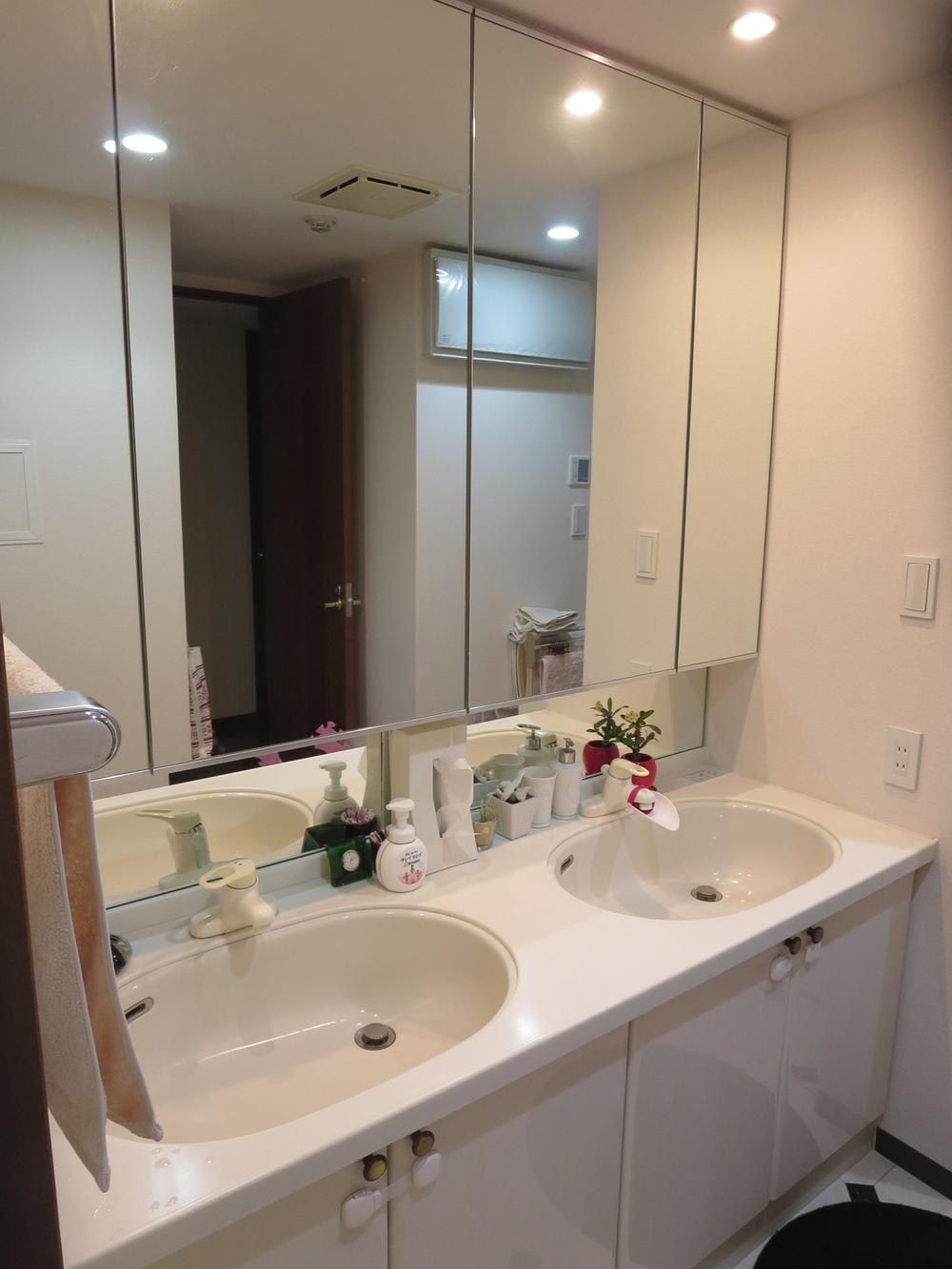 Wash basin, toilet. Indoor (11 May 2013) Shooting