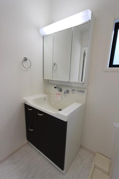 Wash basin, toilet. Vanity large storage and a three-sided mirror is attached (2013 November shooting)