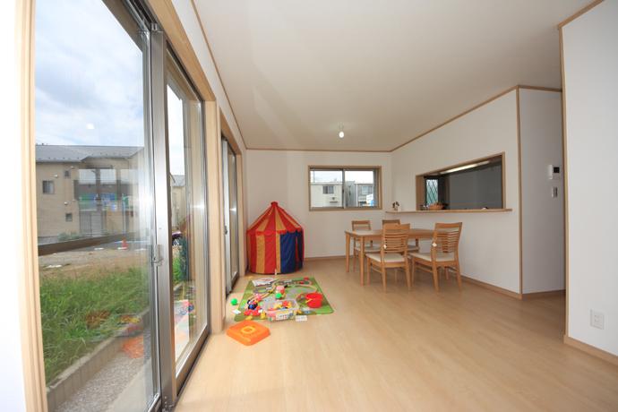 Living. 2 × 4 construction method to support in the face, Open space is spread without any disturbing pillars. It adopted a living stairs and face-to-face kitchen, Suit the nature and face and go home the children.
