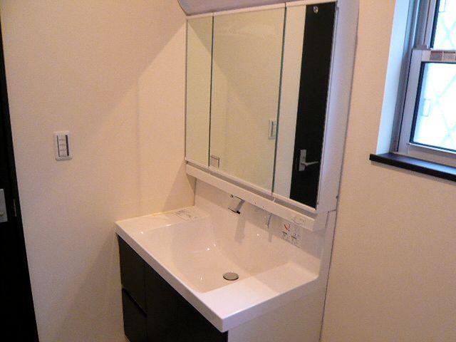Wash basin, toilet. Vanity unit up a notch