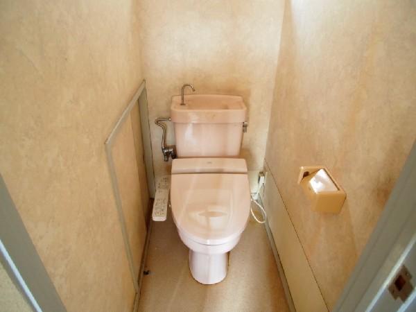 Toilet. Toilet in two places of the 1F and 2F