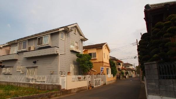 Local appearance photo. Slow space small peripheral flows is idyllic time ・ It is nice to be near the junior high school