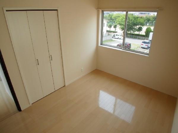 Non-living room. Refreshing room design with the white tones.