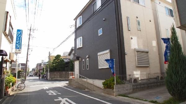 Local photos, including front road. Line Tsukai stylish appearance. Also striking modern shades.