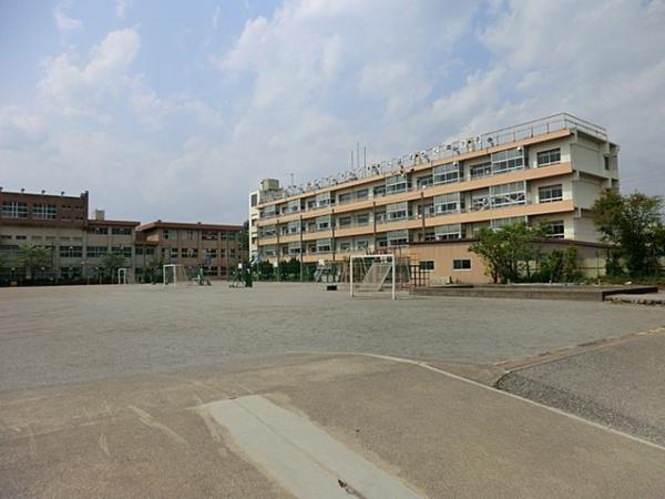 Primary school. Elementary school to 780m Xinxiang Minami Elementary School