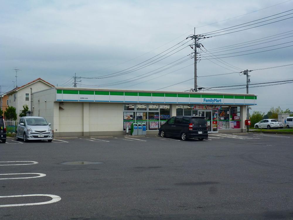 Convenience store. 880m to FamilyMart