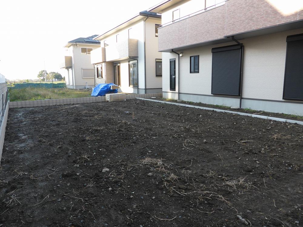 Garden. 2013.10.28 shooting. Site area 90 square meters or more, It is a spacious garden