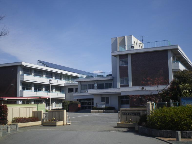 Junior high school. Kisai 1220m until junior high school  Spacious schoolyard of a junior high school. It is a school of walk 16 minutes